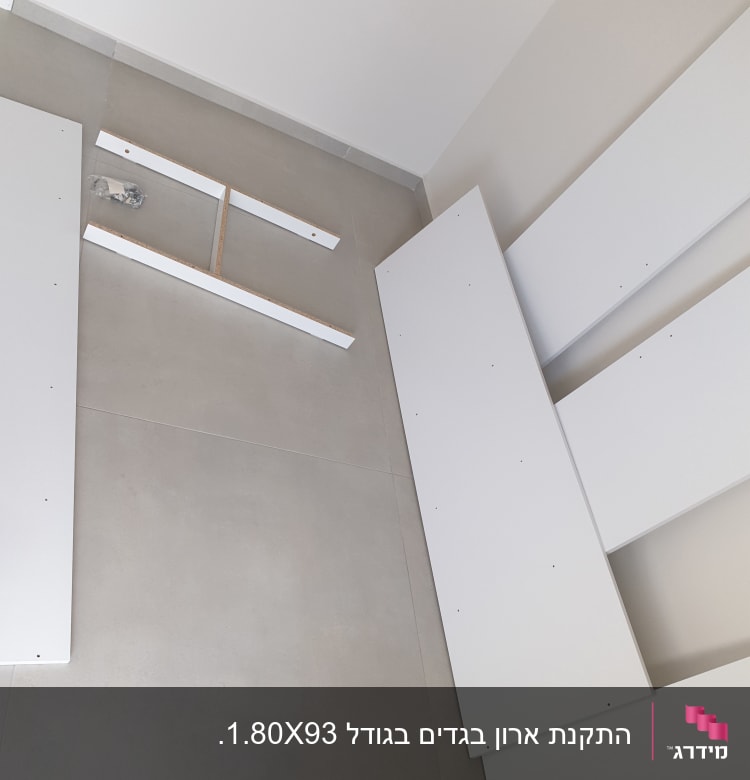 לוחות עץ לבנים מונחים על הרצפה להרכבה